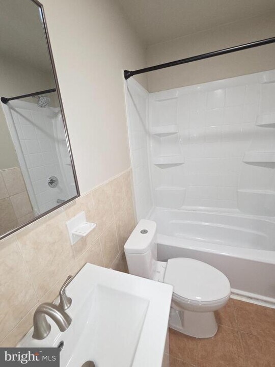1009 Red Lion Rd in Philadelphia, PA - Building Photo