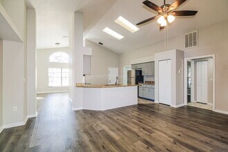 10439 Norvell Rd in Spring Hill, FL - Foto de edificio - Building Photo