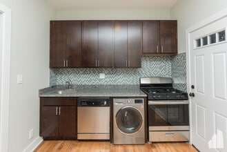 640 W Oakdale Ave, Unit 2 in Chicago, IL - Foto de edificio - Building Photo