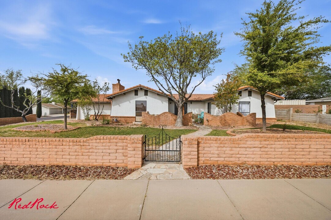 1639 Scenic Dr in Santa Clara, UT - Building Photo