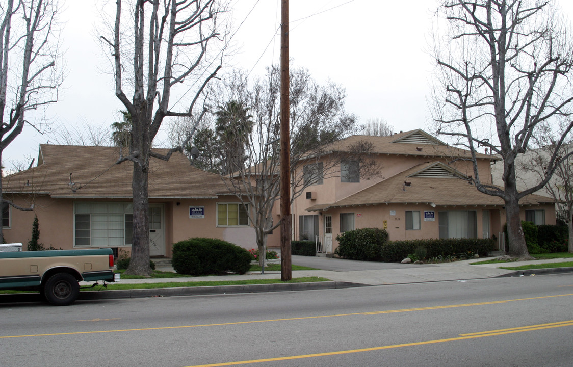 7326-7328 Hazeltine in Los Angeles, CA - Building Photo