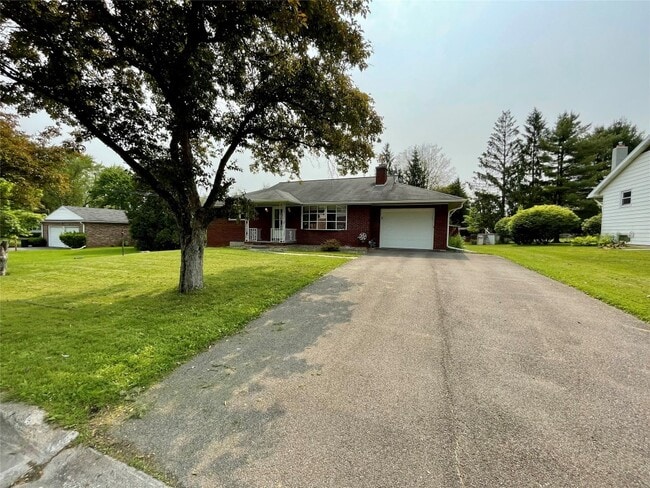 1026 Southern Pines Dr in Endicott, NY - Foto de edificio - Building Photo