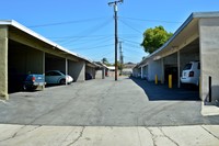 131 N Vecino Dr in Covina, CA - Foto de edificio - Building Photo