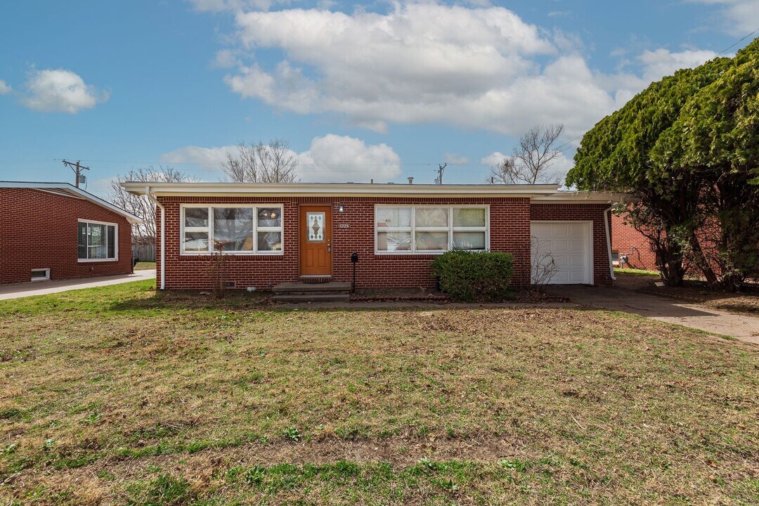 1225 E Fortuna St in Wichita, KS - Building Photo