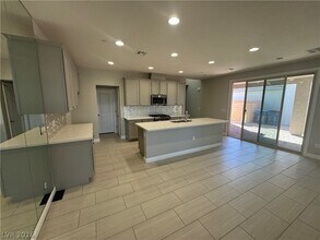 1051 E Sunset Rd in Henderson, NV - Building Photo - Building Photo