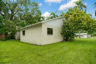 1540 Alhambra Dr in Ft. Myers, FL - Foto de edificio - Building Photo