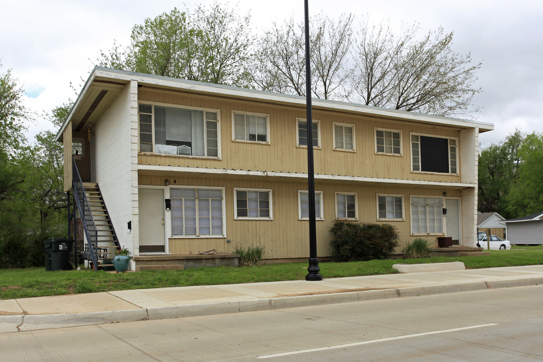 302-304 E Lindsey St in Norman, OK - Building Photo