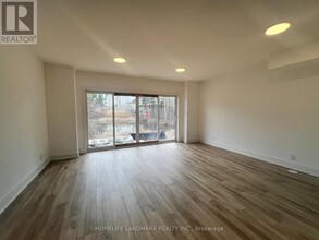 15 Chestnut Ct in Aurora, ON - Building Photo - Building Photo