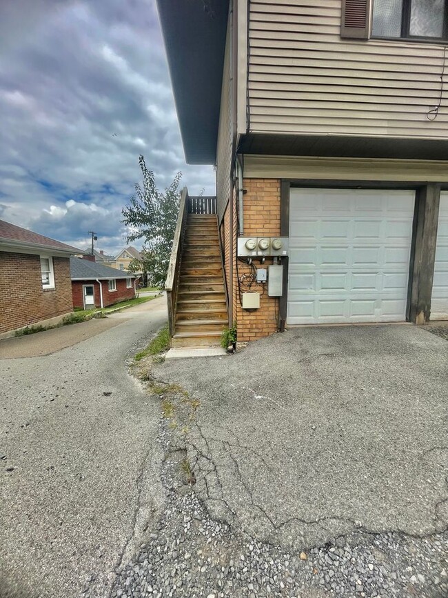 806 Fleming St in Coraopolis, PA - Building Photo - Building Photo