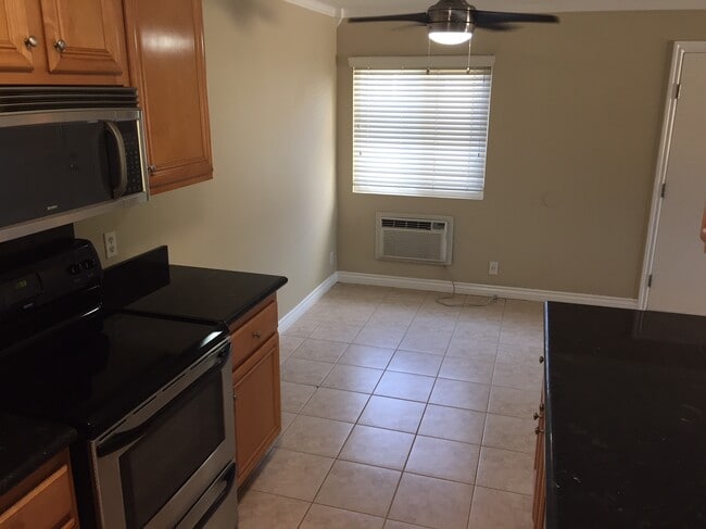 9929 Erma Rd, Unit 206 in San Diego, CA - Building Photo - Building Photo