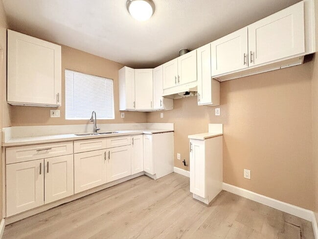 1385 E Vernon Ave in Los Angeles, CA - Building Photo - Building Photo