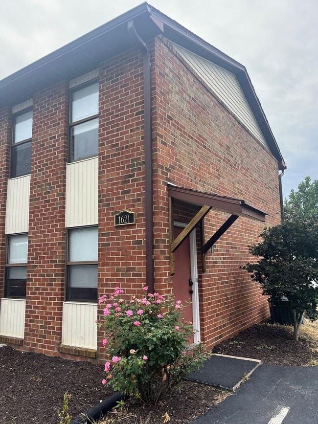 property at 1621 Buttonwood Ct