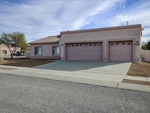8658 E Louhelen Way in Tucson, AZ - Building Photo - Building Photo