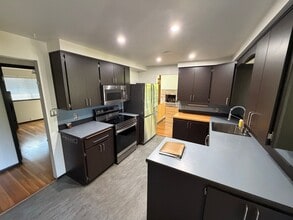5252 116th Pl SE in Bellevue, WA - Building Photo - Building Photo