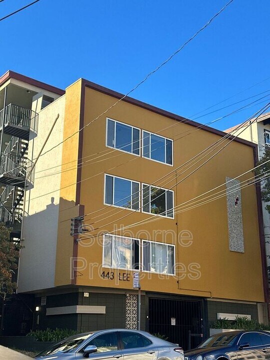 443 Lee St in Oakland, CA - Building Photo
