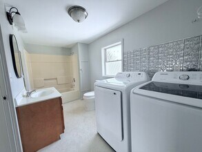 33 Spring St, Unit Flr 2 in South Glens Falls, NY - Foto de edificio - Building Photo