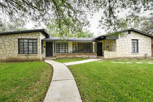 211 Veda Mae Dr in San Antonio, TX - Foto de edificio - Building Photo