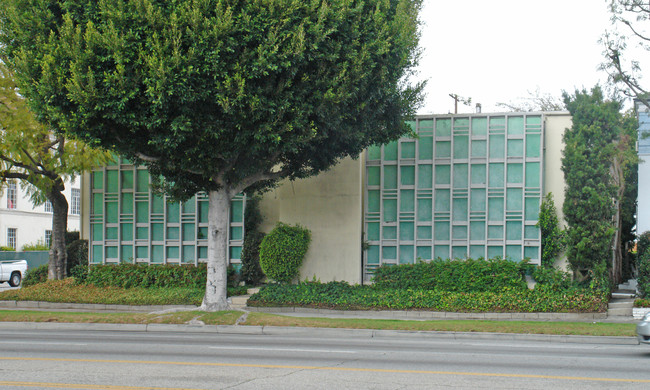 350 S McCarty Dr in Beverly Hills, CA - Foto de edificio - Building Photo