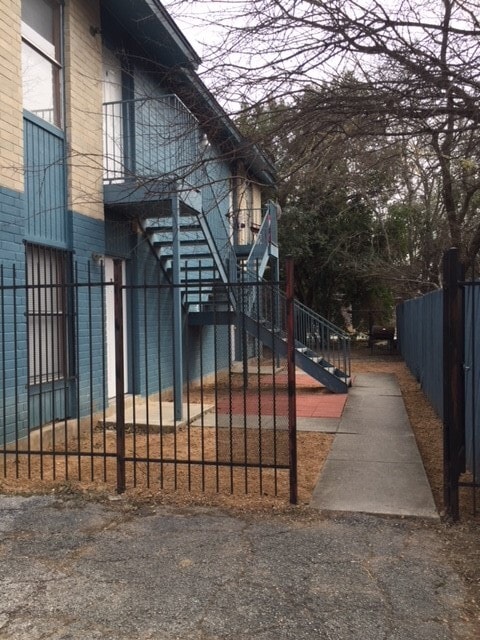 10910 Baltic Dr, Unit 1 in San Antonio, TX - Foto de edificio - Building Photo