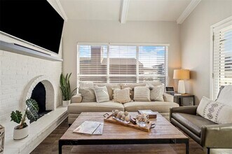 5916 Sandhurst Ln in Dallas, TX - Building Photo - Building Photo