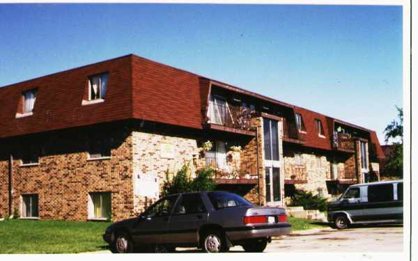 2490 Leslie Ln in Hanover Park, IL - Building Photo - Building Photo