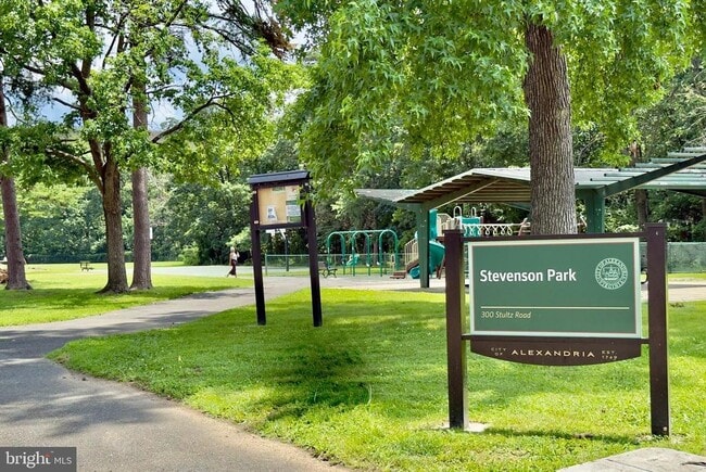 property at 218 Stevenson Sq S