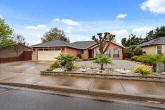 2360 Temple Dr in Medford, OR - Building Photo - Building Photo