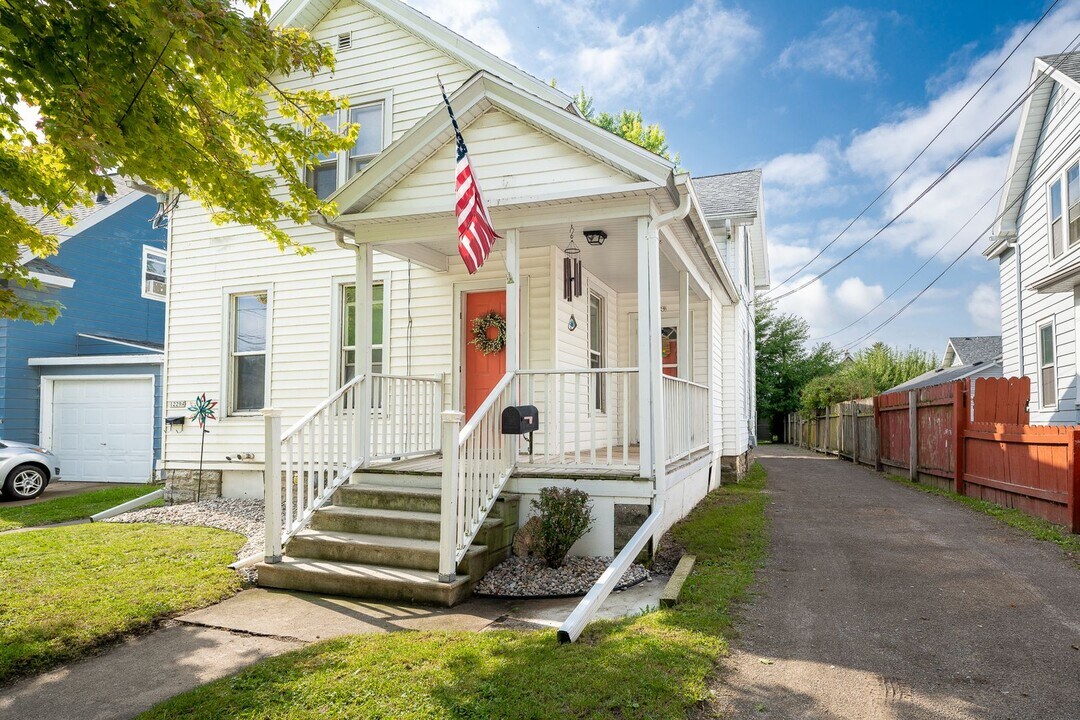 1229 School Ave in Oshkosh, WI - Building Photo
