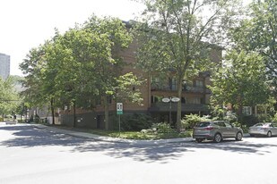 200 Willowdale in Montréal, QC - Building Photo