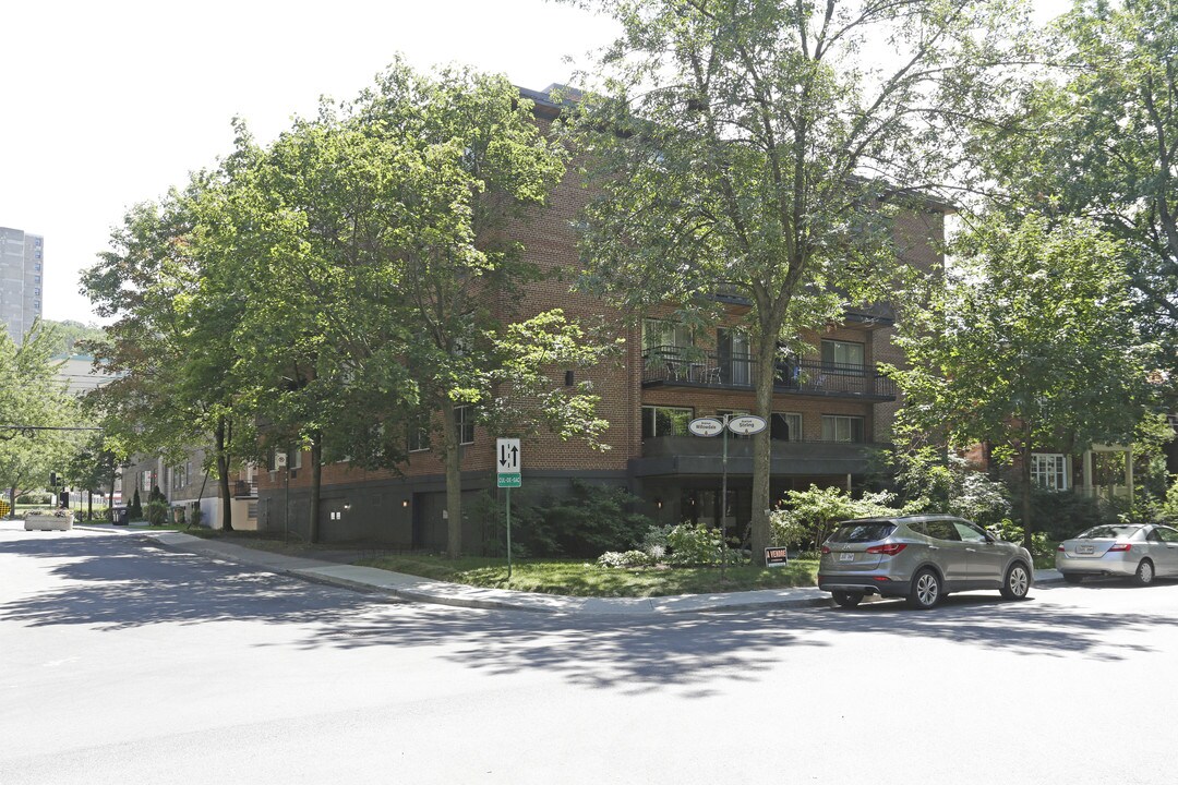 200 Willowdale in Montréal, QC - Building Photo