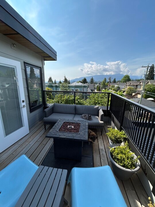 242 4th St W in North Vancouver, BC - Building Photo