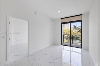 1 Curtiss Pkwy in Miami Springs, FL - Building Photo - Building Photo