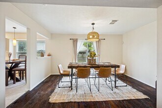 8807 Sage Pl Dr in Houston, TX - Foto de edificio - Building Photo