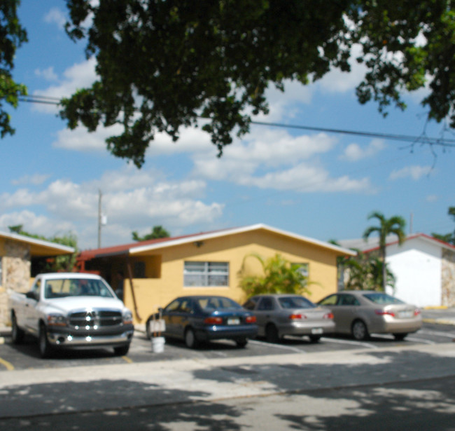 904-916 SW 10th St in Hallandale Beach, FL - Building Photo - Building Photo