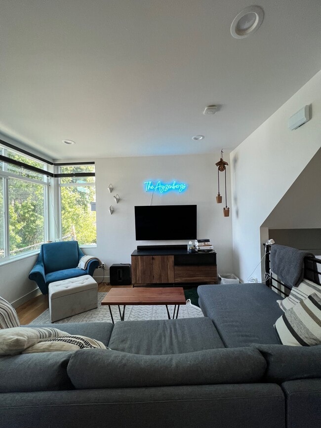 14 Etruria St, Unit B in Seattle, WA - Foto de edificio - Building Photo