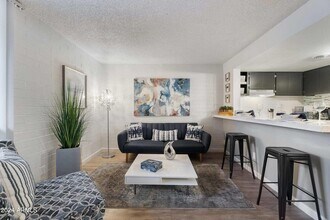 1601 W Camelback Rd, Unit A10AW in Phoenix, AZ - Building Photo - Building Photo