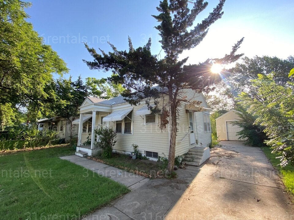 918 N Pershing Ave in Wichita, KS - Building Photo
