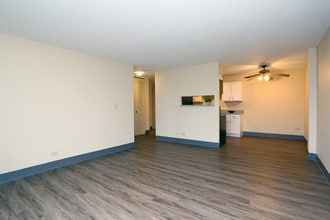 Cinnamon Lake Towers in Waukegan, IL - Building Photo - Interior Photo