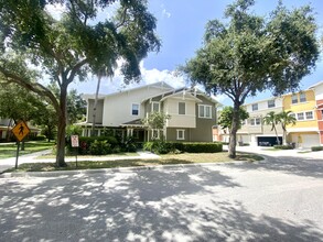 939 Millbrae Ct in West Palm Beach, FL - Building Photo - Building Photo