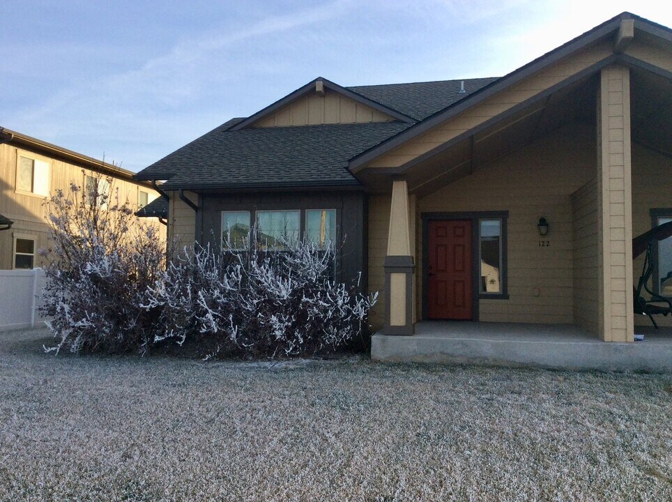 122 Central Ave in South Heart, ND - Building Photo