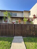 10296 NW 9th St Cir in Miami, FL - Building Photo