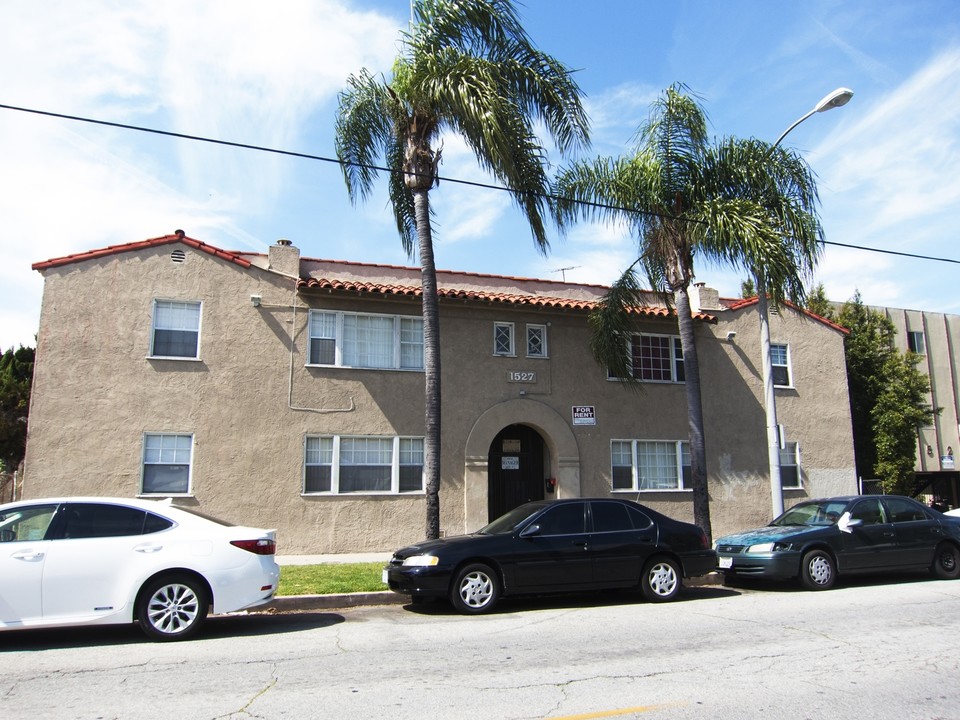 1527 Junipero Ave in Long Beach, CA - Building Photo