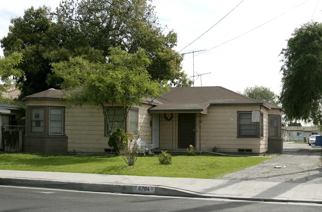 6704 Walker Ave in Bell, CA - Building Photo