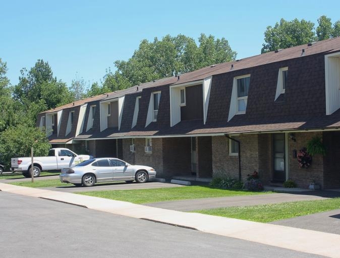 Carriage Mews in St Catharines, ON - Building Photo