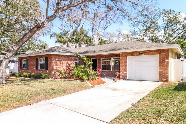4813 Bay Crest Dr in Tampa, FL - Building Photo - Building Photo