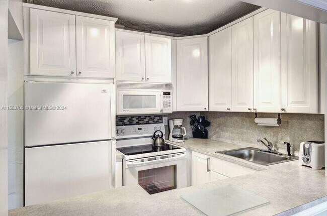 221 SE 9th Ave, Unit 108 in Pompano Beach, FL - Building Photo - Building Photo