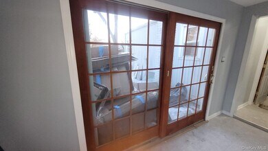 8 Dee Pl in Huntington Station, NY - Building Photo - Building Photo