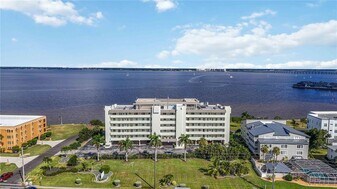 1500 Park Beach Cir, Unit 6C in Punta Gorda, FL - Building Photo