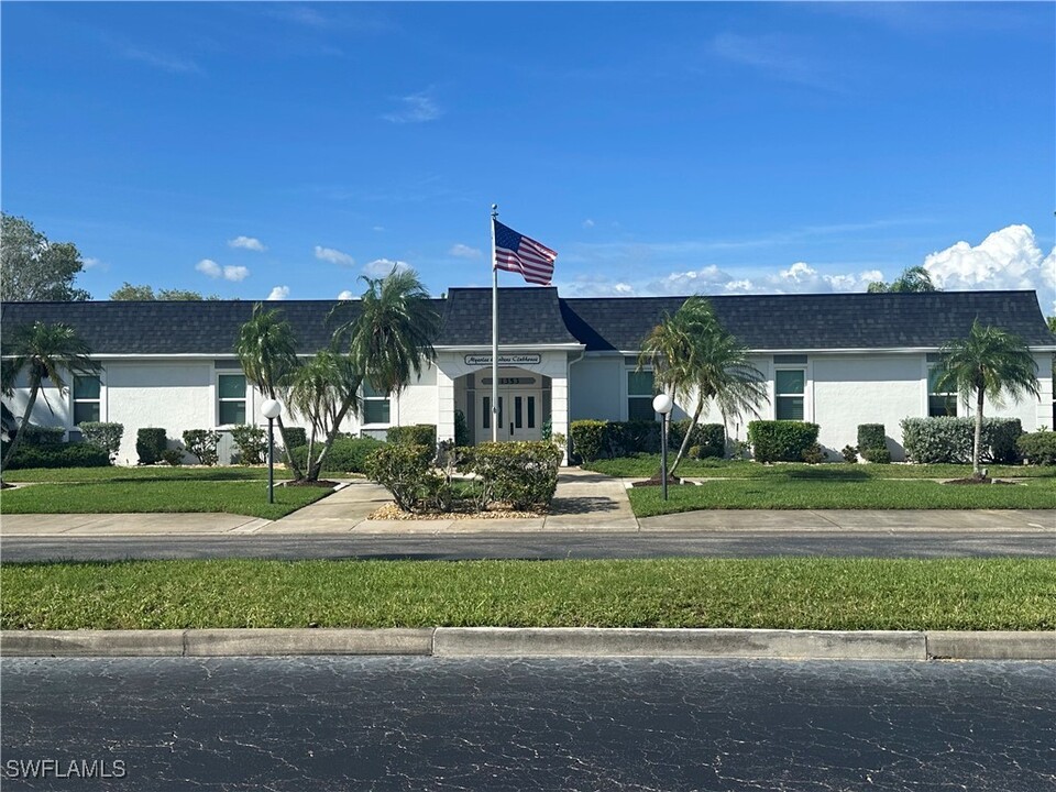 6807 Sandtrap Dr in Ft. Myers, FL - Building Photo