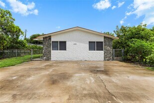 6121 SW 40th Ct in Miramar, FL - Building Photo